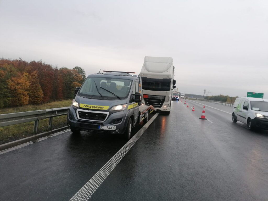Laweta pomocy drogowej podczas interwencji na trasie S3