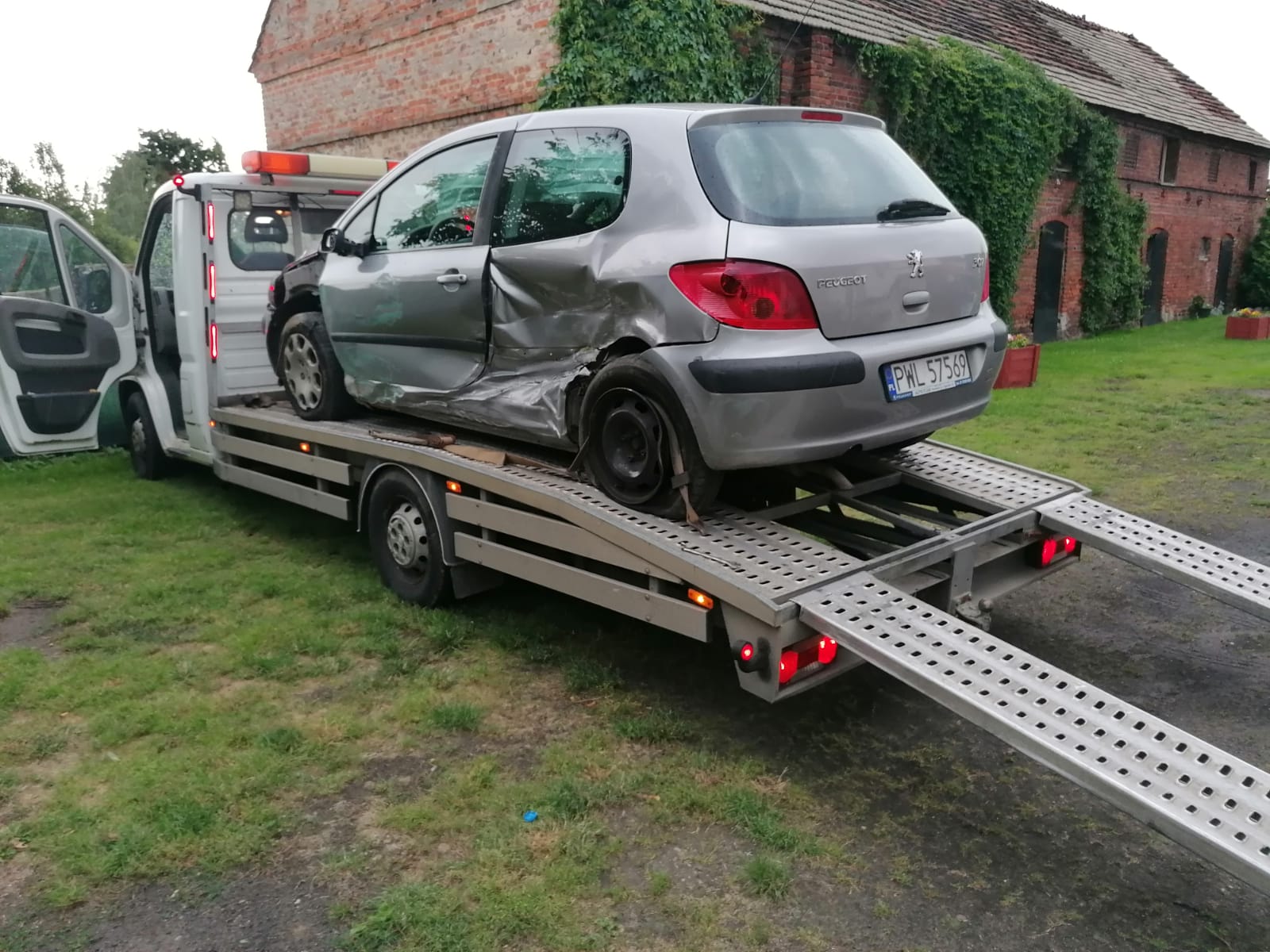 Uszkodzony samochód przygotowany do transportu na lawecie