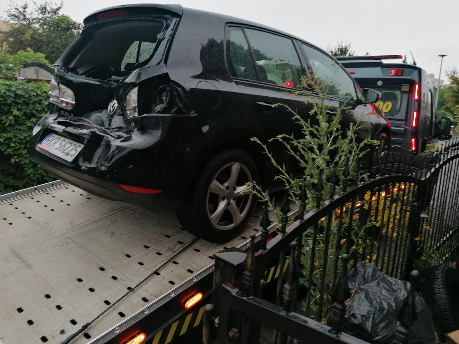 Załadunek uszkodzonego samochodu na lawetę Auto-Hol-Mobile