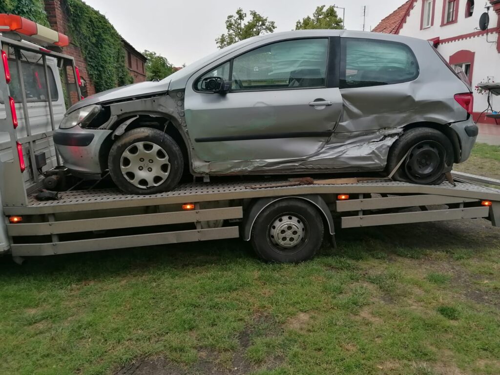 Uszkodzony samochód zabezpieczony na lawecie Auto-Hol-Mobile